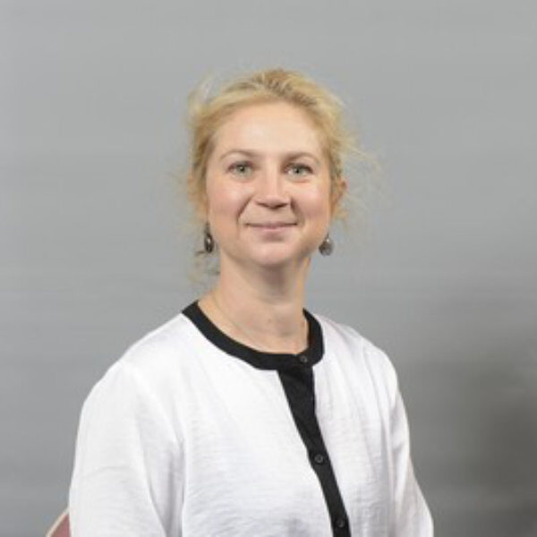 Dr Lisa
